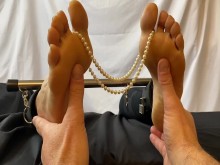 Atado, extendido y cosquilleo con objetos