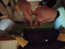 El esposo de Bi Cuckold ayuda a la esposa con un cliente en la autocaravana