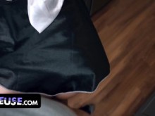 Hermosa doncella francesa Katrina Colt limpia apartamentos y chupa pollas por dinero extra - FreeUse