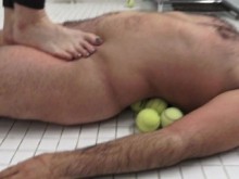 ¡Cuidado con las pelotas de tenis!