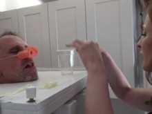 A la mierda el cerdo relleno, ¡mientras bebe los condones de mis amantes!