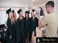 Mommy's Boy - Emocionado MILF MILFS Reverse Gangbang, su fotógrafo, para celebrar la ocasión