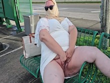 Hijab Milf maduro masturbándose con un gran consolador públicamente al aire libre en la parada de autobús con autos que pasan