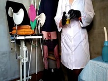 La hermosa enfermera madura sabe cómo hacerte correr