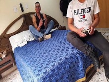 Tarde de videojuegos y mis amigos terminan follando