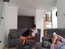 Esta madura cachonda se masturba en el sofá mientras su hijastra se distrae PT2 mi hijastro me sorprende y lo saludo