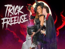 La tetona madrastra en disfraz Cassie del Isla recibe su coño en Perver Foursome - Freeuse MILF