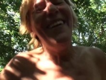 La abuela hambrienta de polla ama el puto al aire libre con pequeñas tetas.