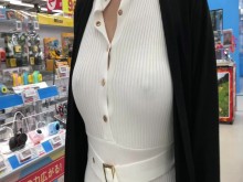 Fotografía personal "MILF de pecho grande en una pieza blanca ajustada, sin sujetador, caminata y compras ♡ Potch