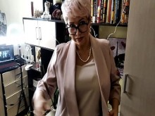 ¡PERRA MADRA LUNCIENTE con un calabacín en un coño insaciable!