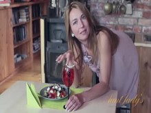 Melisa es una puma rubia caliente, masturbándose en medias