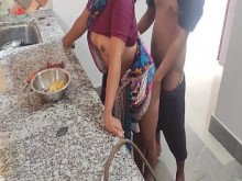Tía india ko cocina pe marido ne pelke chuda, tetas grandes indias bhabhi asuntos sexuales en la cocina