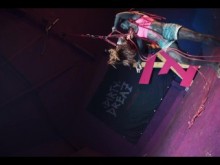 Niña delgada tatuada se suspende en la cuerda - bondage shibari bdsm