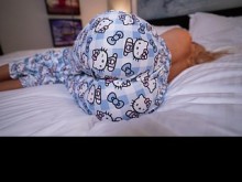 La madrastra se despierta a la polla dura de su hijo, ayuda a Milf a correrse rápido.