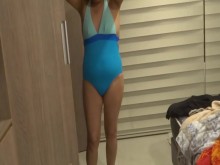 En la playa, mi hermosa esposa se muestra en bikini y hace que mis pollas sean muy difíciles