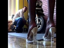 Miel madura súper linda en medias sexys es una mierda muy caliente