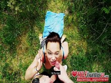 ¡El famoso cazador de milf se mueve maduro de la priscilla sucia al aire libre con su dura erección en su escena llena de brochación húmeda! ¡Golpeé este MILF de Milfhunter24.com!