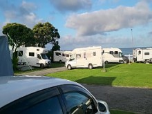 Pisos de milf maduros de Kiwi en el suelo en el campamento mientras los campistas están cerca