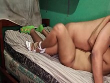 En la posición misionera, la mujer rica se folla infiel amante