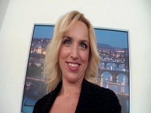 Una polla negra va profundamente dentro de la ama de casa rubia Georgina Gray DTW2831