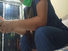 Una madrastra madura de culo regordete y grandes tetas se masturba en casa sobre el sofa. ¿Quieres follarla&quest; PAWG. ASMR. BBW. fetiche aficionado. 1