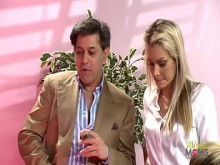 Sexo grupal, bisexual, tetas falsas, tetas grandes, rubia, morena, medias, pantimedias, tacones, culo grande, estilo perrito, facial, corrida de cara, milf, sexo grupal milf, lencería, milf bisexual