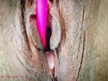 El madrastra juega con su juguete sexual y chupa la polla de su hijastro: corrida.