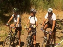 Acampar en el bosque es excitante y esta pareja disfruta del sexo junto al fuego