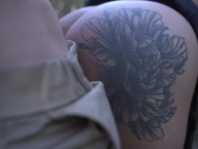 Ofrecí un extraño para follarme en el bosque por dinero