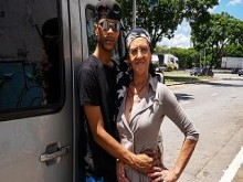 Granny de pañuelo en la cabeza delgada se destruye el culo