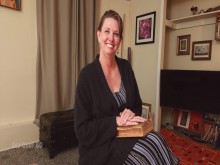 La esposa madura de un pastor seduce a un miembro joven y recién casado de sus esposos ausentes Flock