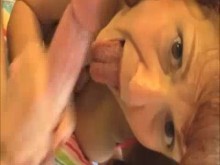 La abuela se siente cachonda y quiere masturbarse antes de la polla