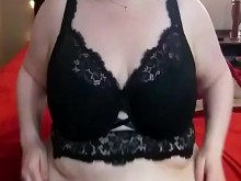 BBW Stella frota la loción por todo su gran barriga