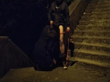 Madre en ley chupando la polla de niño en público con correa para perros