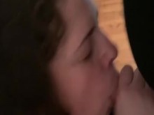 Ariel me saluda después del trabajo con una mamada, y toma el semen disparado en la cara