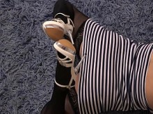 Un MILF se masturba con un zapato de tacón alto y un semen. Fetiche de pie y coño peludo. Aficionado.