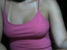 Ama de casa madura que engaña a su marido mostrando su coño a muchos chicos en un chat público