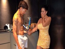 Maid ayuda al hijo de su empleador con un trato especial para conseguir un aumento.