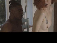 La pelirroja Nina Sever tienta al semental colgado Romeo para que se la folle