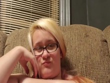 Rubia juega con el coño