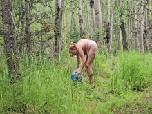 La abuela camina desnuda por el bosque.