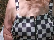 Jugando en público con mi gordo coño rosado sobre una manta de picnic en el bosque