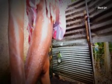 Chica asiática del pueblo duchándose al aire libre - Dándose una ducha en secreto