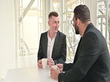 La profesora de idiomas tetona Anissa Kate invita a estudiantes maduros a una DP ardiente en clase GP3289