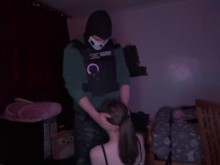 Cosplayer fantasma enmascarado le da una lección a la criada