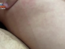 Esposa rusa folla con su marido y su amigo en el lecho matrimonial, doble penetración y creampie