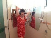 Nena pinup no tiene bragas frente al espejo Retro Vintage Mucama desnuda Ama de casa