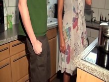 Madura MILF se folla a un joven