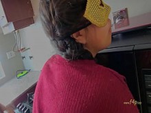 "Soy padrastro cachondo, fóllame el culo", dijo la hijastra, con ganas de sentir la polla en su culo, devastada por su excitación.