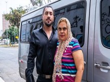 El culo gordo de la abuela es destruido mientras conduce un autobús.